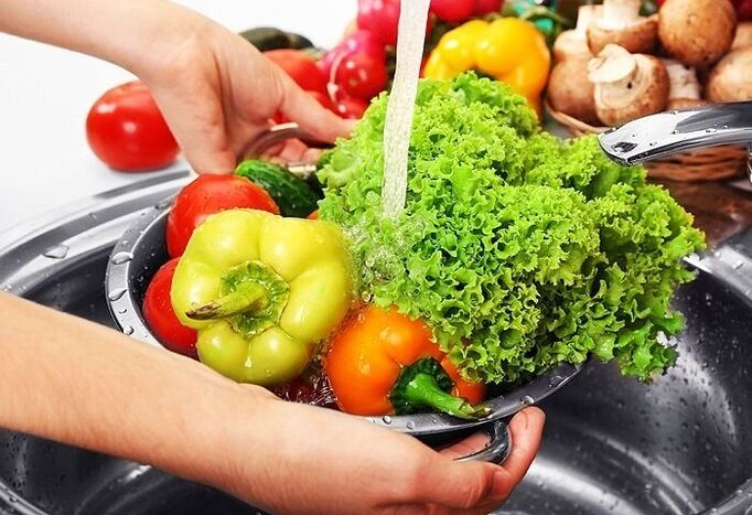 rửa rau và thảo mộc để ngăn ngừa nhiễm ký sinh trùng