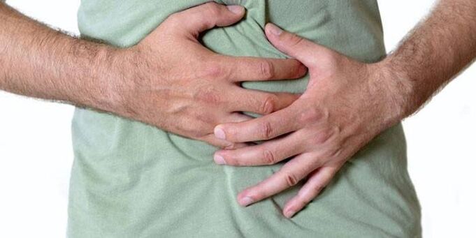 đau bụng có thể là triệu chứng của bệnh giun sán