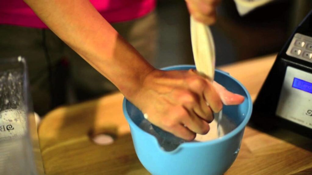 Làm sữa từ hạt bí để tẩy giun cho trẻ